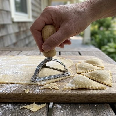 Formage artisanal de raviolis maison avec emporte-pièce métallique