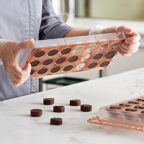 Démoulage facile de bouchées au chocolat sur un plan de travail