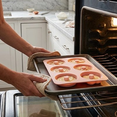 Enfournement d'une plaque de moule à donuts en silicone