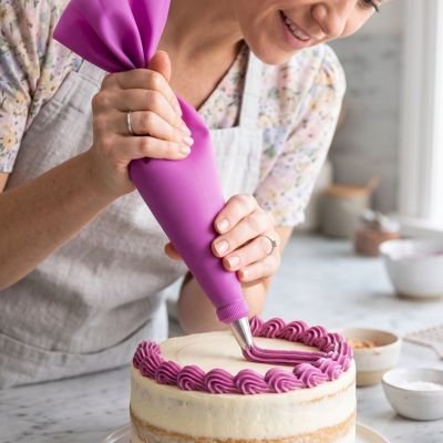 Réalisation d'une bordure en crème chantilly sur un gâteau rond