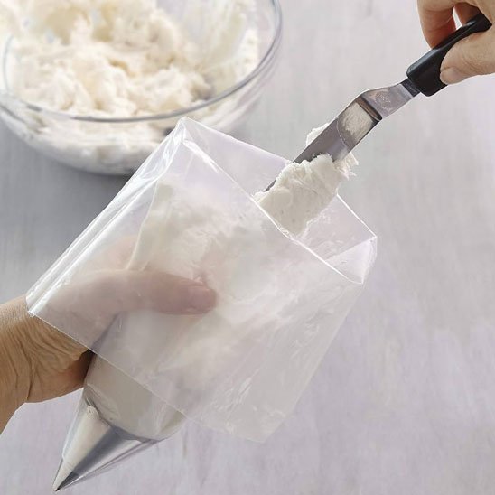 Garnissage propre d'une poche à douille transparente avec une spatule