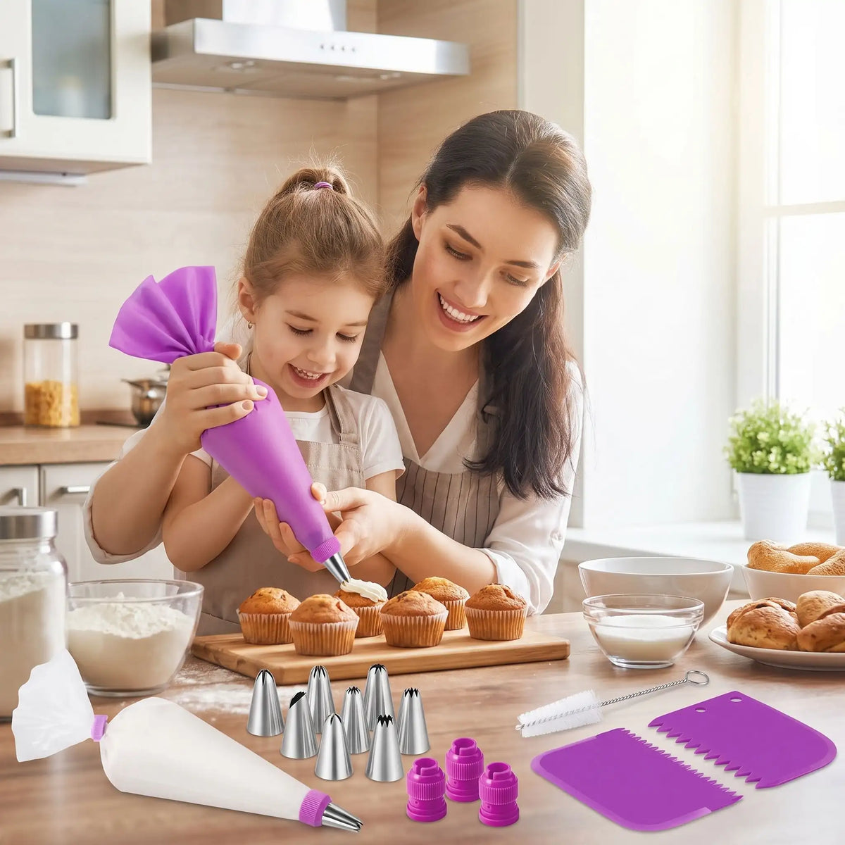 Une mère et sa fille décorent des cupcakes ensemble avec un kit de poche à douille violette