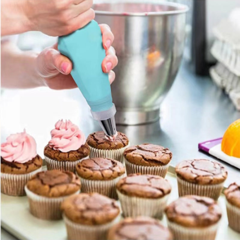Décoration de cupcakes au chocolat avec du glaçage rose à la poche à douille