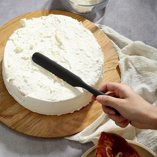 Application uniforme de glaçage blanc avec une spatule coudée
