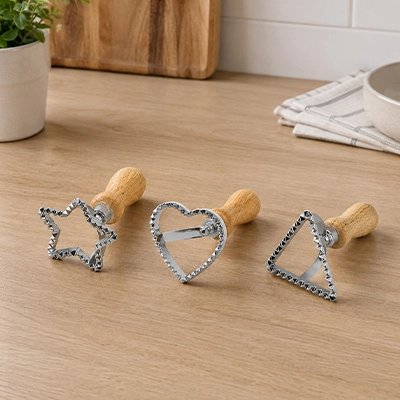 Lot de 3 emporte-pièces en métal avec manche en bois (étoile, cœur, triangle)
