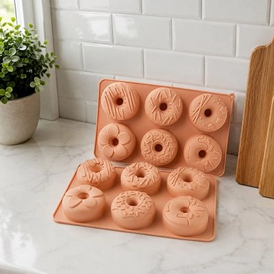 Plaques de moules à donuts en silicone rose avec donuts cuits