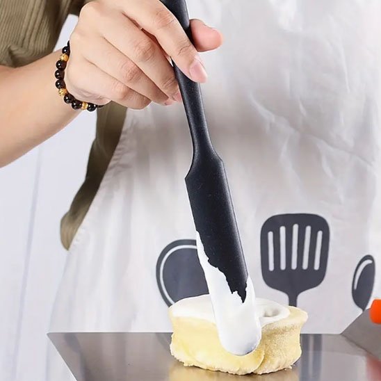 Finition parfaite du glaçage de gâteau à la spatule
